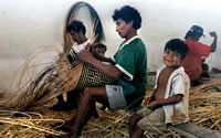 baniwas trançando cestarias